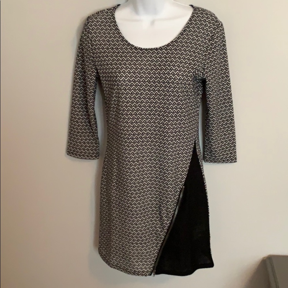 Black and white asymmetrical top-long